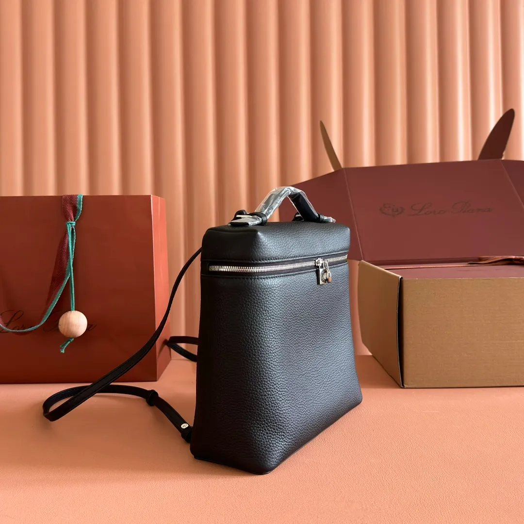 p1360💋💋💋【Original leather all-steel configuration counter complete package】Loro pianaExtra Pocket L23.5 Backpack Calfskin/Goods This Extra Pocket soft calfskin backpack has a unique trapezoidal appearance. A hint of natural grain gives the backpack character and enhances the softness of the leather. The practical design makes it the ideal accessory for busy everyday life. Dimensions: Length 21✖️Height 23.5✖️Width 8cm Dimensions are measured manually, please understand if there are slight errors Leather handle with shoulder strap Two-way zipper closure, zipper pull embellished with MY Charms pendant